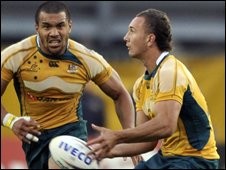 Debutant Quade Cooper (vpravo) obrátil 7 minut před koncem utkání proti Itálii ve prospěch Wallabies (bbc.co.uk)