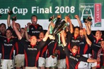 Paul O'Connell a Ronan O'Gara zvedají trofej pro klubového šampióna starého kontinentu. (scrum.com)